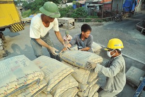 Doanh nghiệp vật liệu “chai sạn” với khó khăn